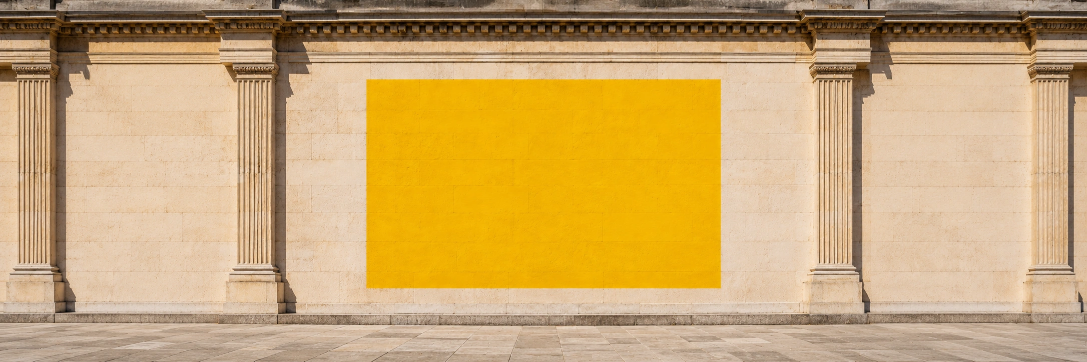 Mur architectural avec rectangle jaune central