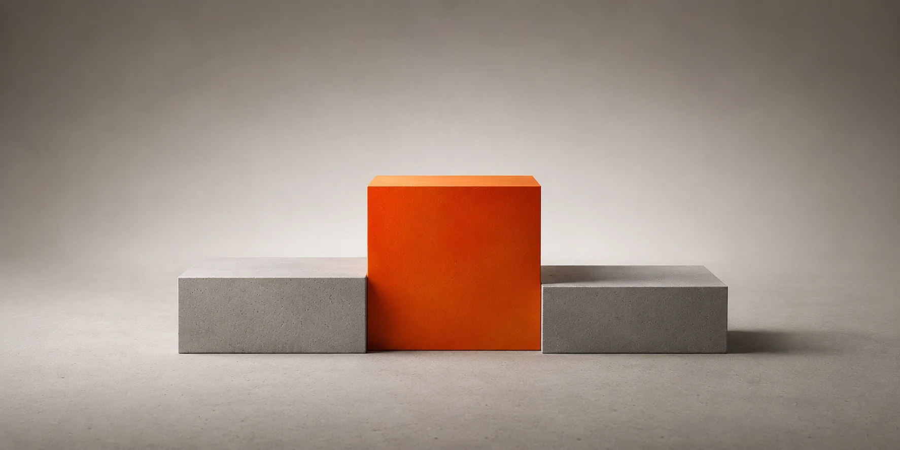 Bloc orange surélevé entre deux blocs gris