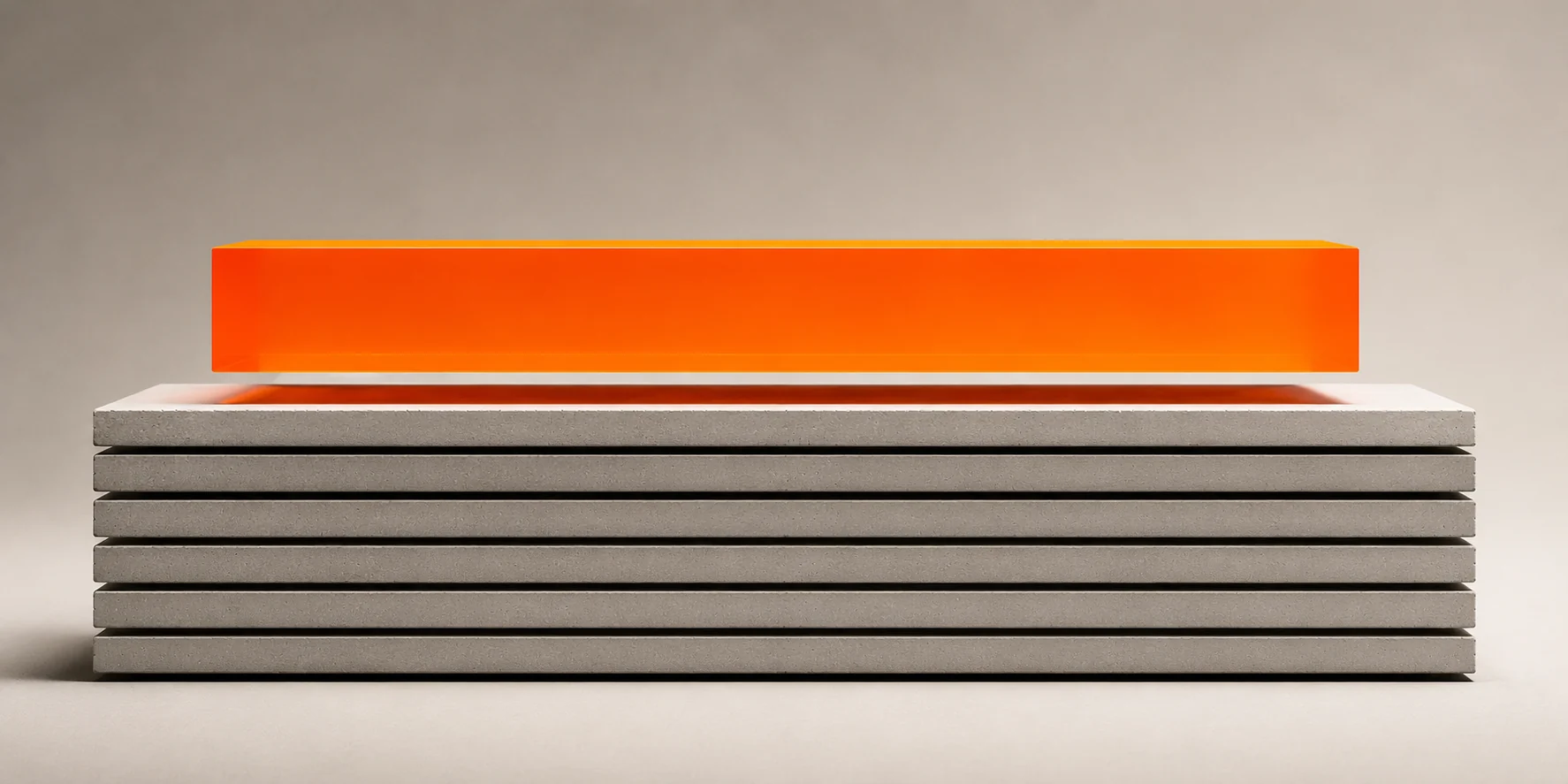 Bloc orange lumineux au-dessus de plaques grises superposées