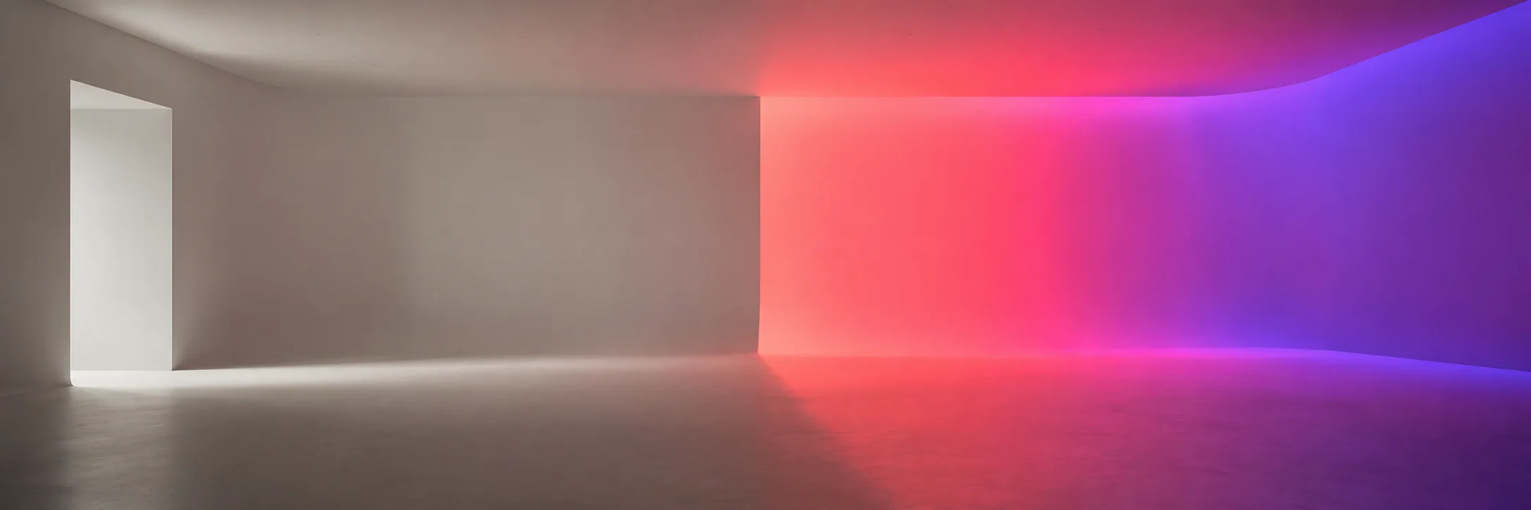 Studio lumineux avec dégradé rouge et violet pour illustrer la production de contenus digitaux