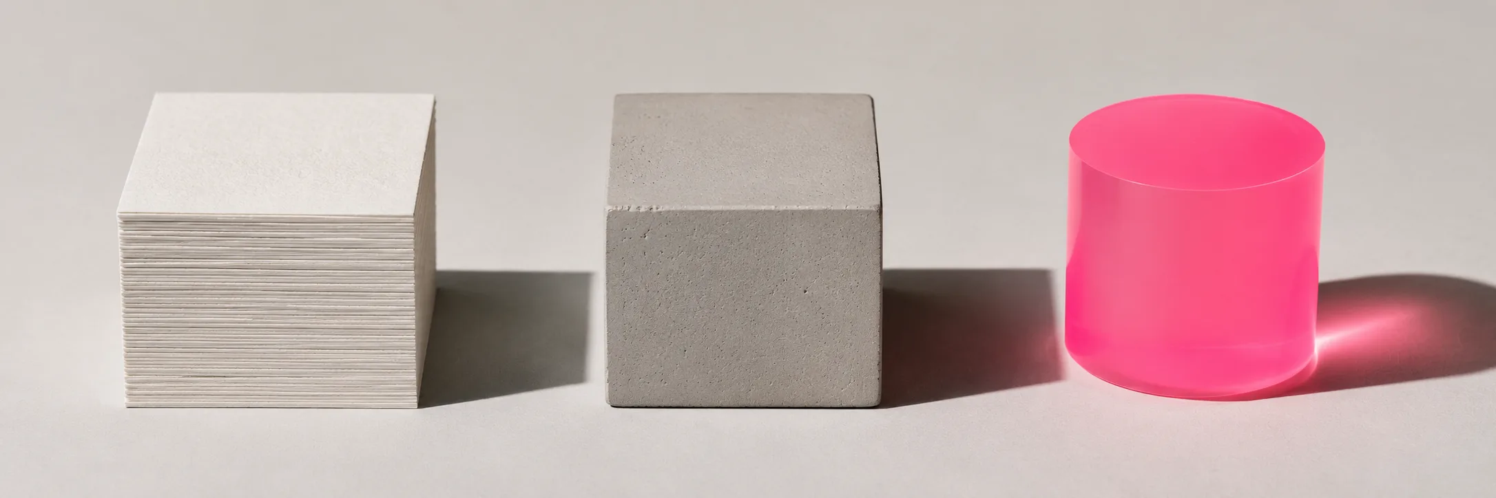 Formes abstraites en papier, béton et verre rose pour illustrer la structure d'une création de site internet