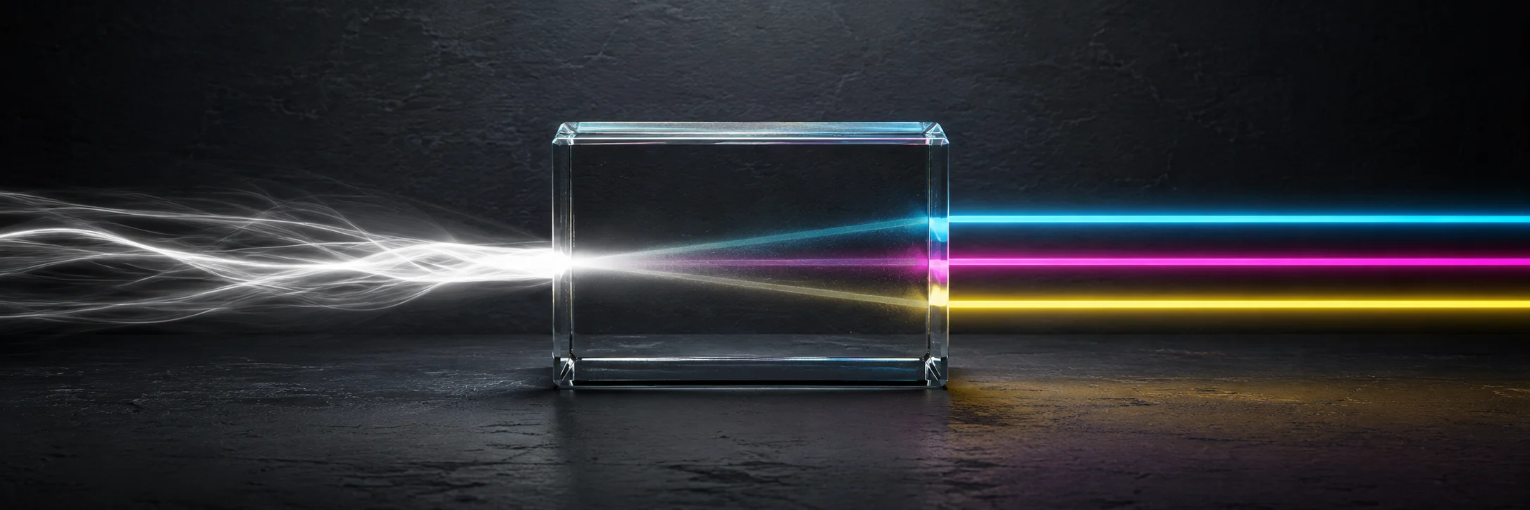 Flux lumineux traversant un bloc de verre pour illustrer les connexions API, les données et l'architecture d'une plateforme web