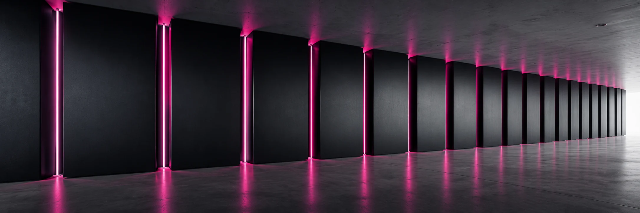 Couloir architectural sombre rythmé par des panneaux noirs et des lignes lumineuses roses, pour illustrer le cadrage et le budget d'un développement web sur mesure