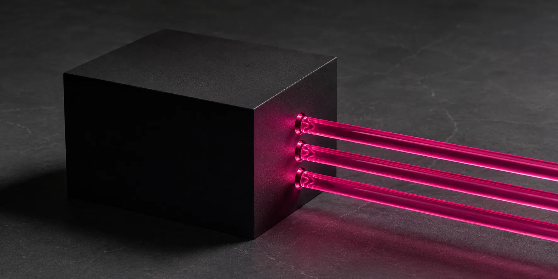 Bloc technique noir traversé par des faisceaux roses, évoquant des connexions API et des flux de données sur mesure