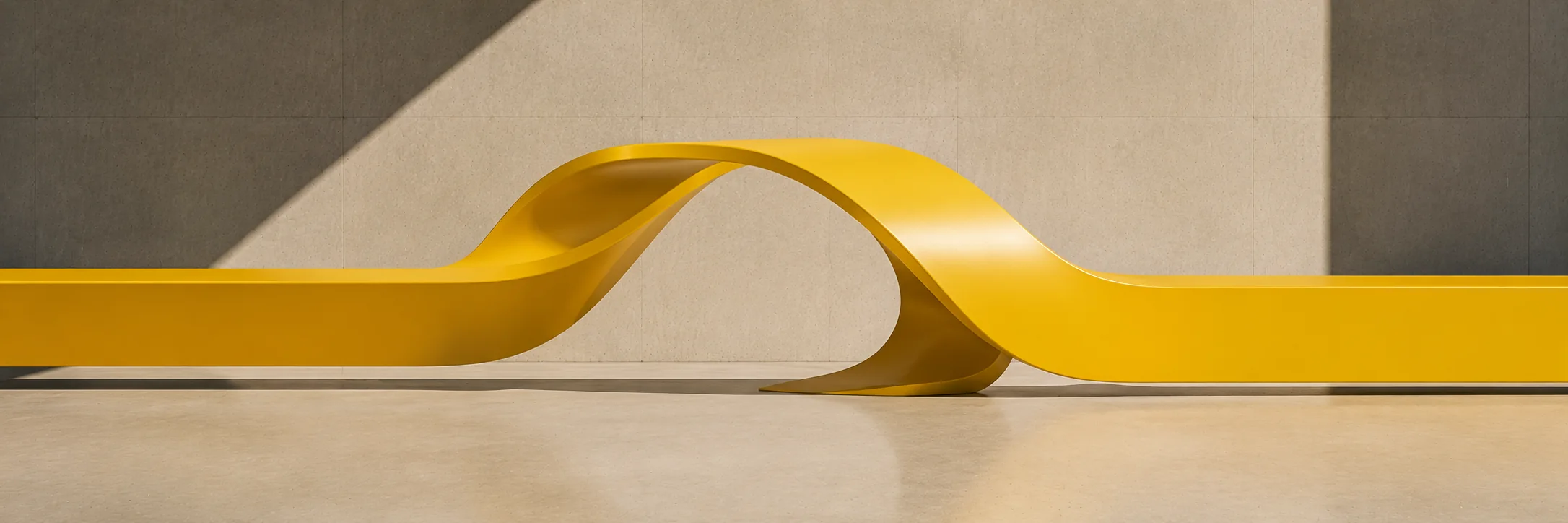 Ruban jaune traversant un espace architectural