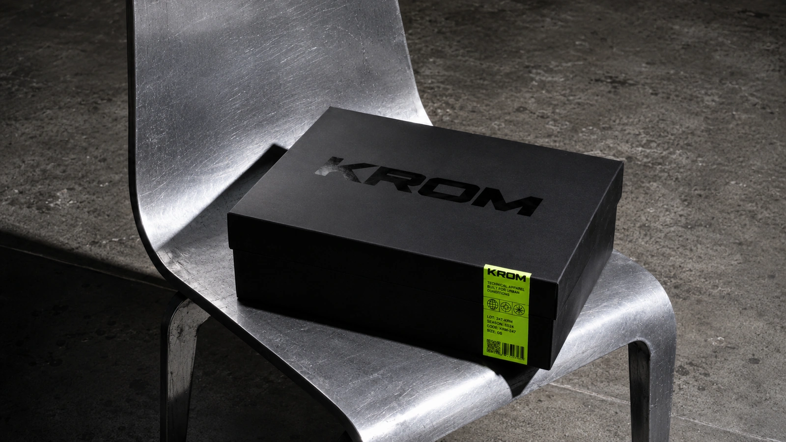 Boîte noire KROM posée sur une chaise métallique