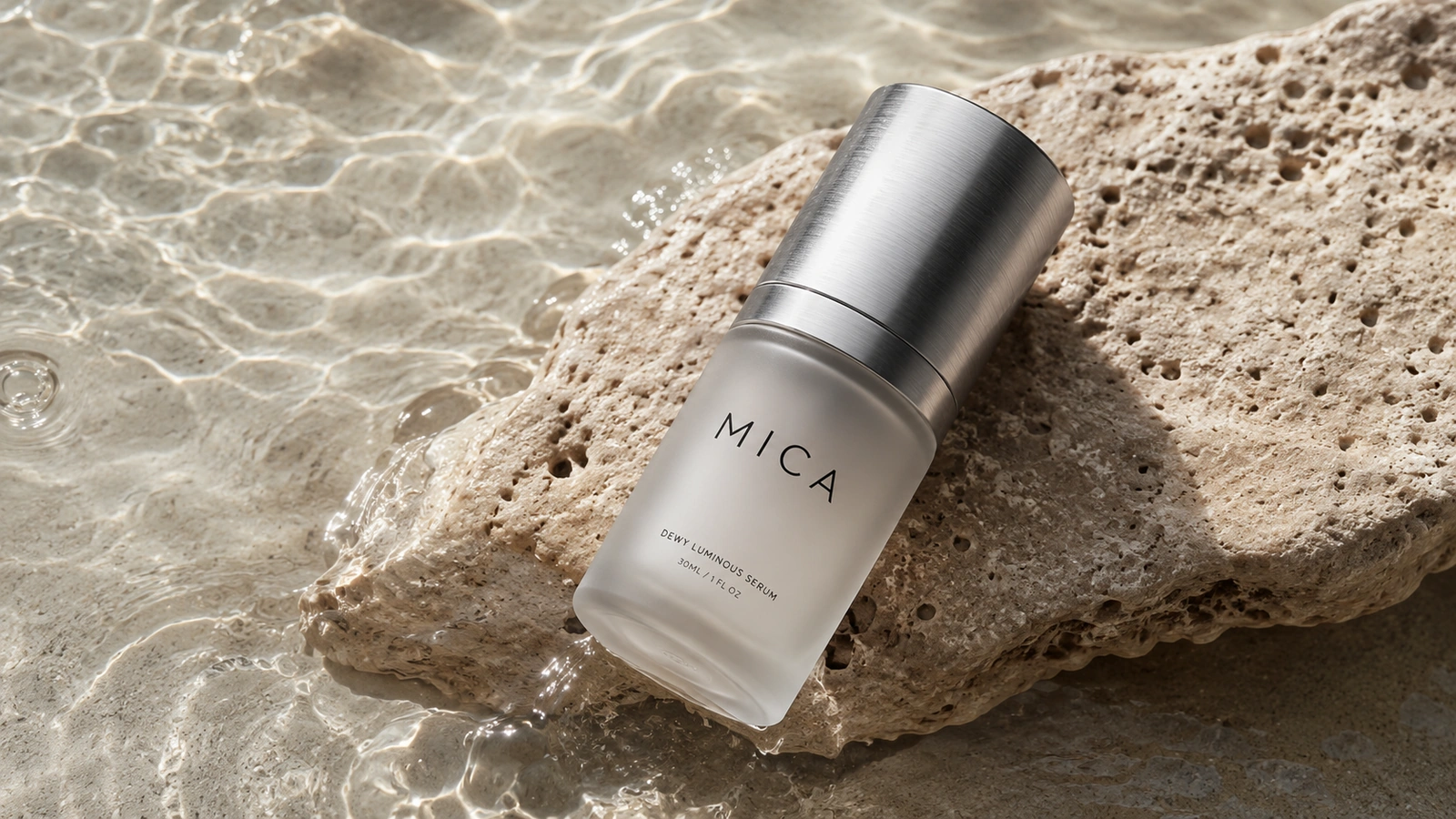 Flacon Mica posé sur une roche au bord de l'eau
