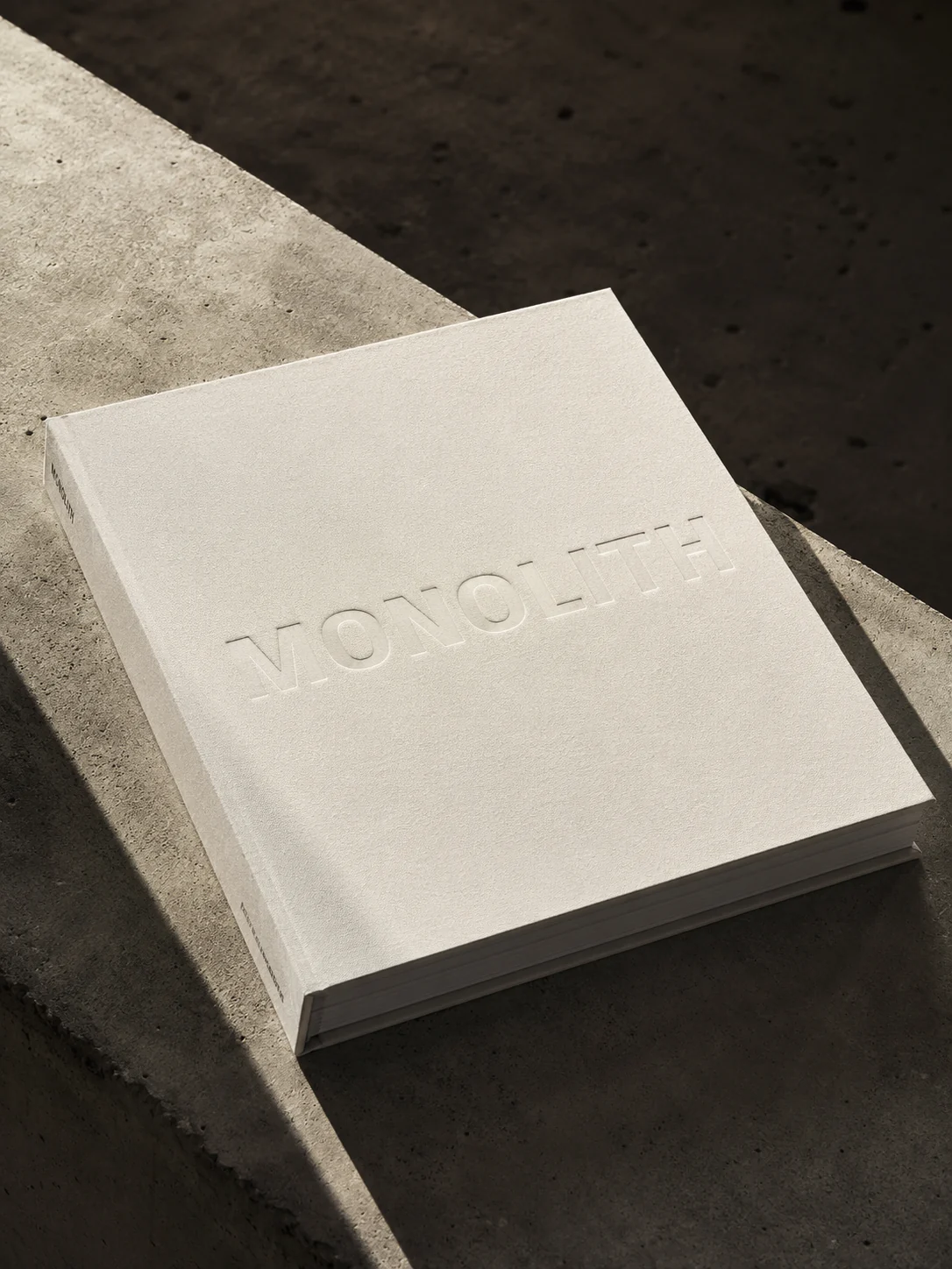 Édition et direction artistique pour Monolith