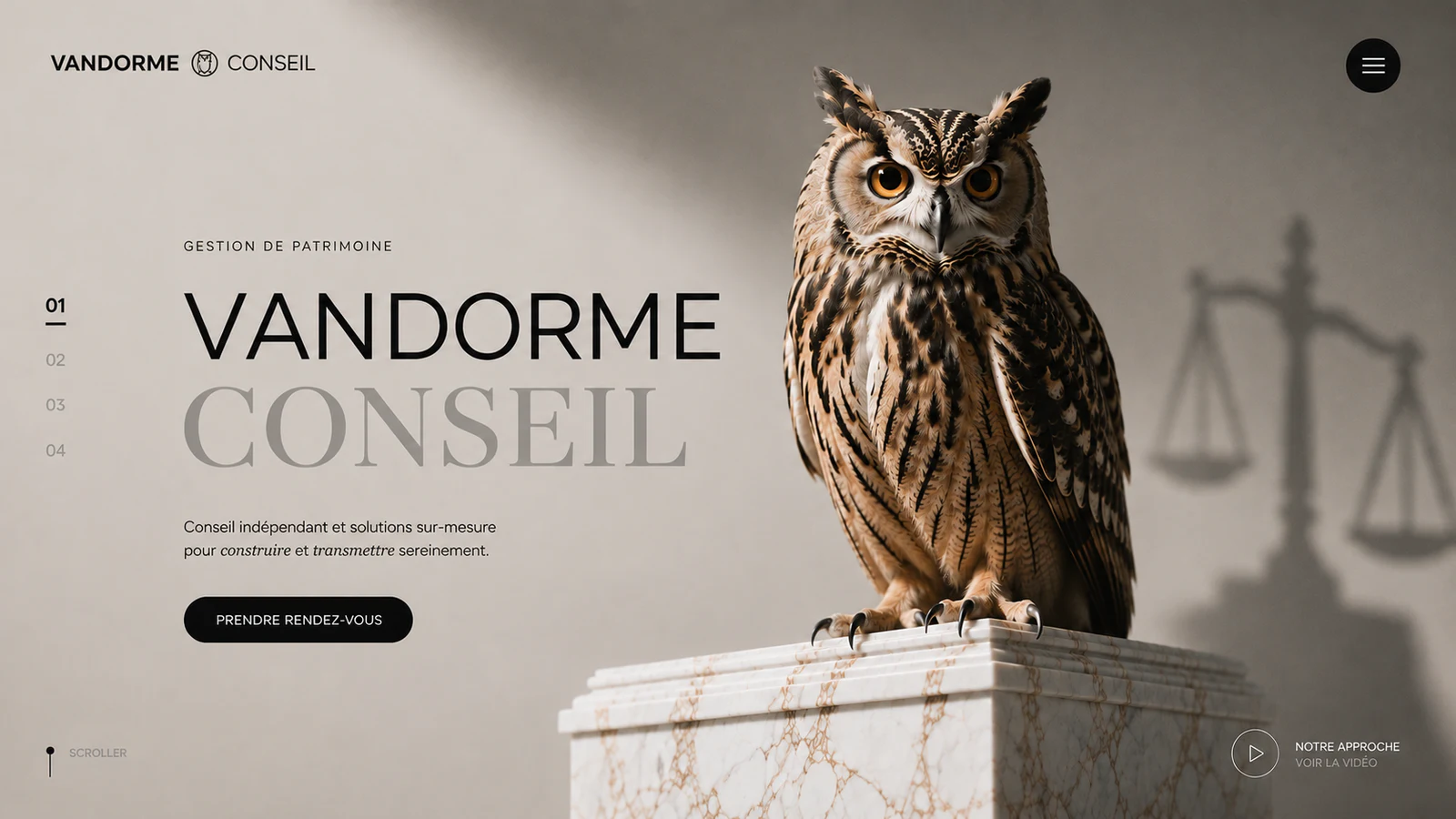 Hibou monumental symbolisant la vigilance patrimoniale de Vandorme Conseil