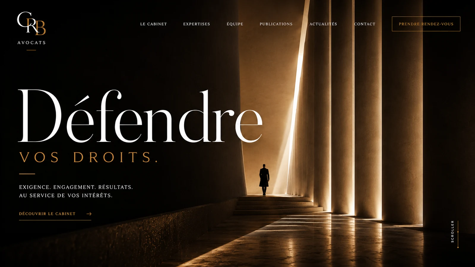 Avocat avançant entre des colonnes monumentales sous la signature « Défendre vos droits » de CRB Avocats