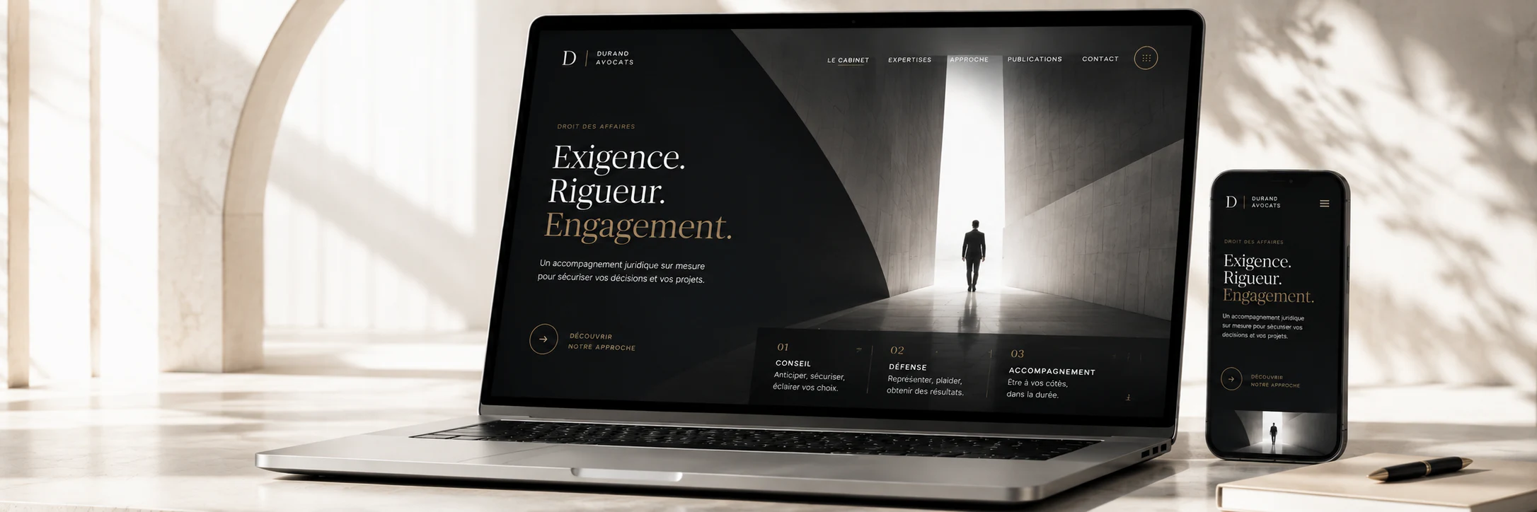 Site internet de cabinet d’avocats affiché sur ordinateur portable et smartphone
