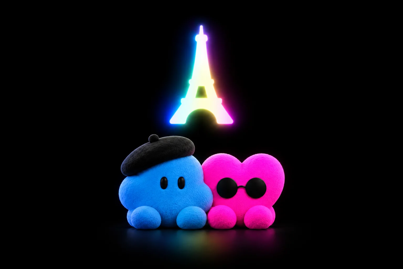 Deux personnages en peluche, l'un bleu coiffé d'un béret noir, l'autre rose en forme de cœur avec des lunettes de soleil, sous une tour Eiffel lumineuse