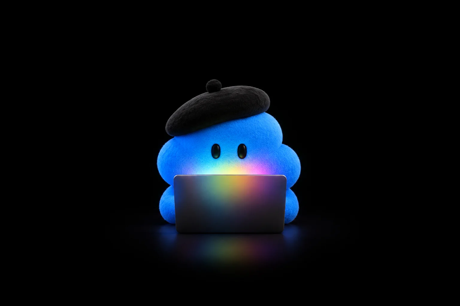 Un personnage en peluche bleu coiffé d'un béret noir, installé derrière un ordinateur portable dont l'écran diffuse une lumière arc-en-ciel